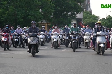 Giao thông vẫn đông đúc dù TP Hà Nội liên tục tăng cường kiểm soát