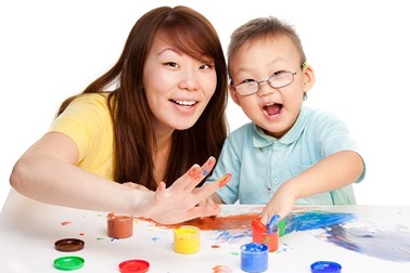 Mẹ cùng con tô màu tình bạn