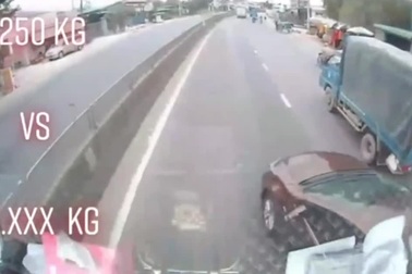 Lĩnh hậu quả nghiêm trọng vì chạy tạt đầu container