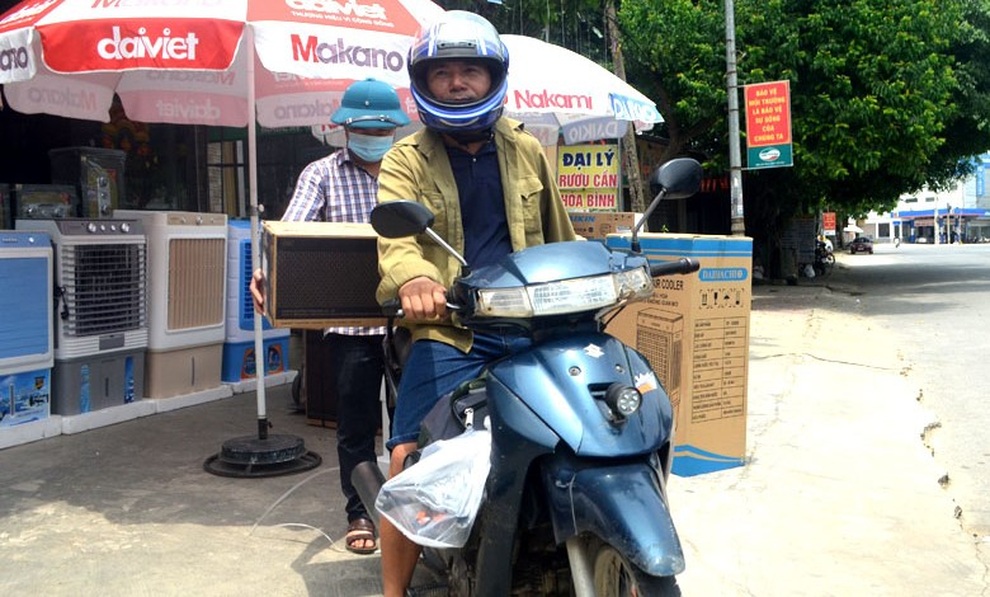 Nắng nóng, thợ lắp điều hòa làm không hết việc - 1 Nắng nóng, thợ lắp điều hòa làm không hết việc - 1