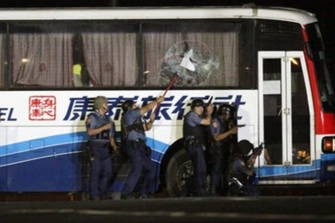 Cựu cảnh sát cướp xe buýt, bắt cóc một đoàn khách du lịch