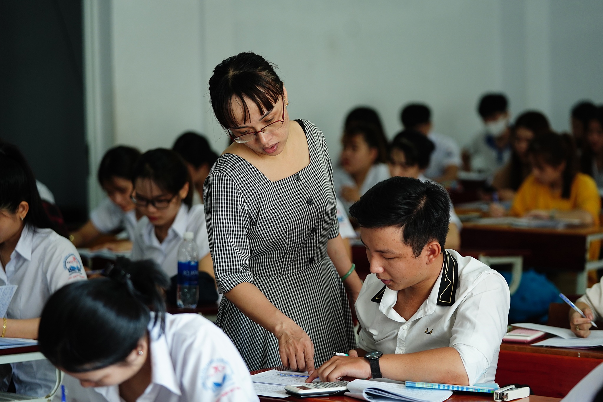 Bình Dương: Nghề sơn ô tô có thu nhập 25 triệu đồng/tháng - 4 Bình Dương: Nghề sơn ô tô có thu nhập 25 triệu đồng/tháng - 4