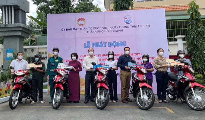 Lãnh đạo TP HCM trao tặng xe máy cho các trường hợp có hoàn cảnh khó khăn. Nguồn: NLĐ