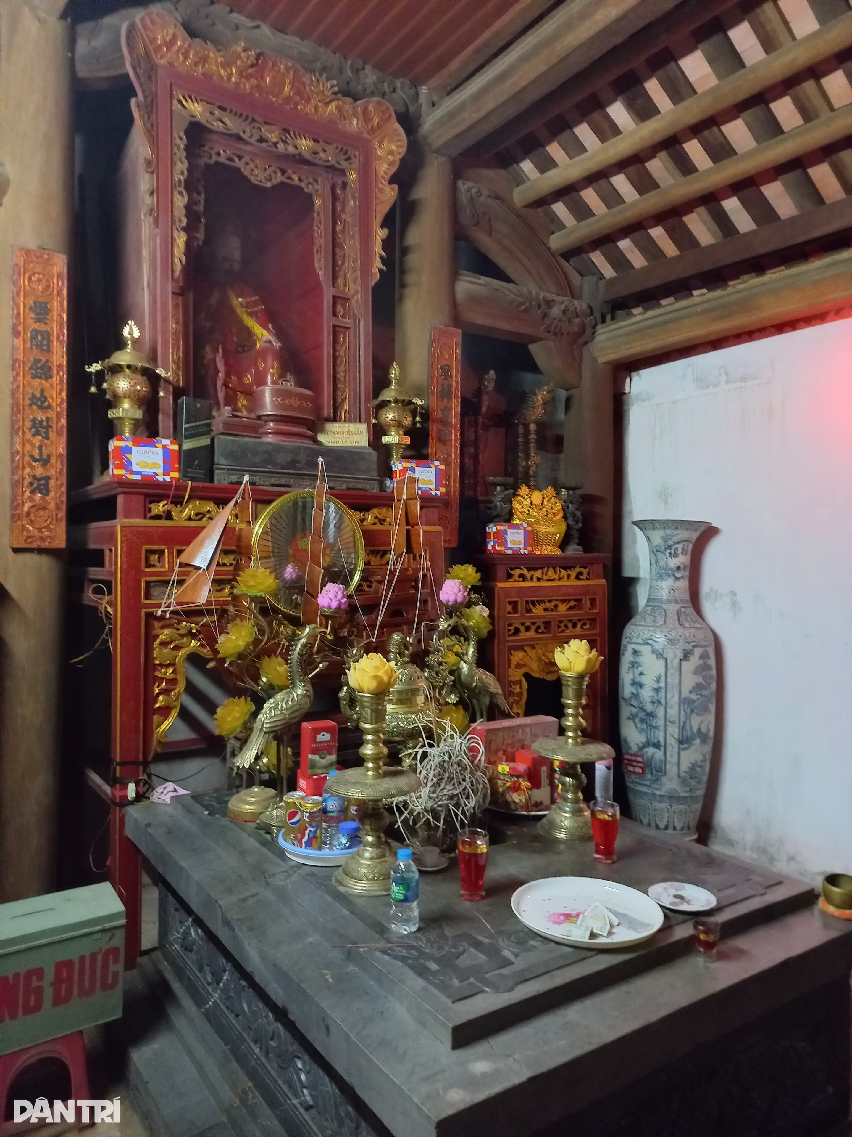 Bí ẩn ngôi mộ đá trong hậu cung đền thờ vị tướng đánh cướp biển - 4 Bí ẩn ngôi mộ đá trong hậu cung đền thờ vị tướng đánh cướp biển - 4