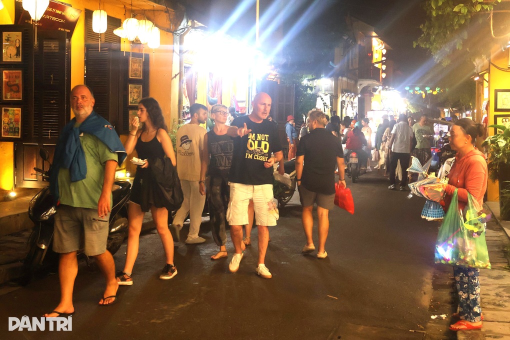 Flommen har nettopp gitt seg, turister strømmer til den gamle byen Hoi An - 1 Lũ vừa rút, du khách tấp nập đổ về phố cổ Hội An - 1