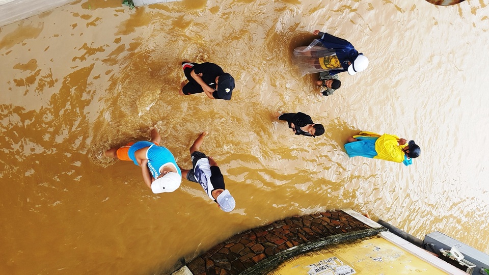 Người dân trú trên gác mái, cho lợn lên giường tránh lũ - 31 Người dân trú trên gác mái, cho lợn lên giường tránh lũ - 31