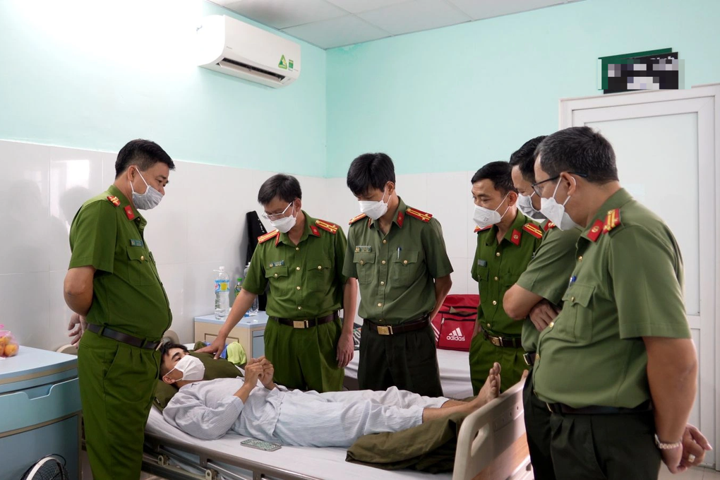 Bỏ chạy sau vi phạm giao thông, dùng súng bắn trọng thương cảnh sát - 1 Bỏ chạy sau vi phạm giao thông, dùng súng bắn trọng thương cảnh sát - 1