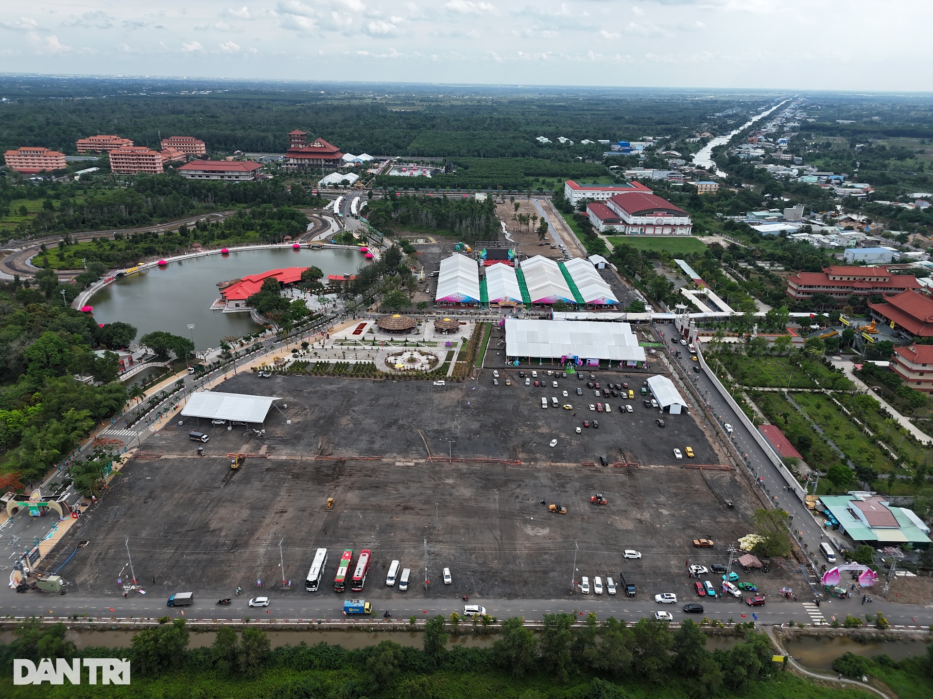 Close-up of the place to worship Buddha's relics and the opening ceremony of Vesak 2025 - 4