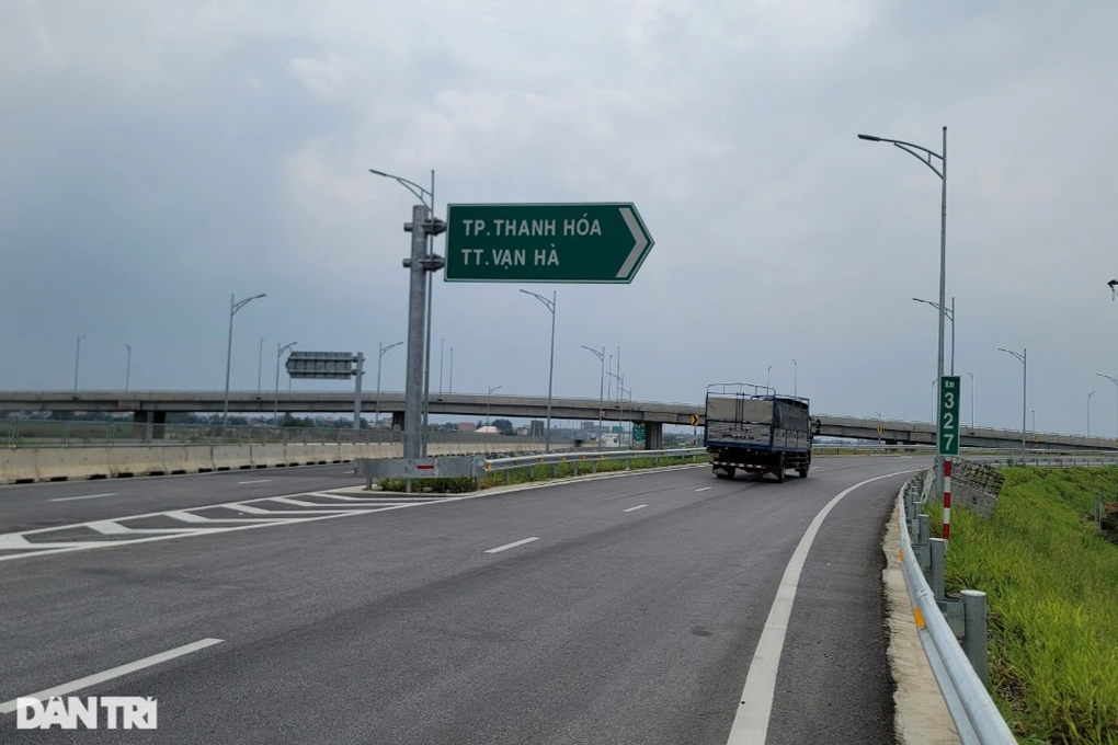Tài xế đi nhầm hàng chục kilomet trên cao tốc vì biển chỉ dẫn mập mờ? - 2 Tài xế đi nhầm hàng chục kilomet trên cao tốc vì biển chỉ dẫn mập mờ? - 2