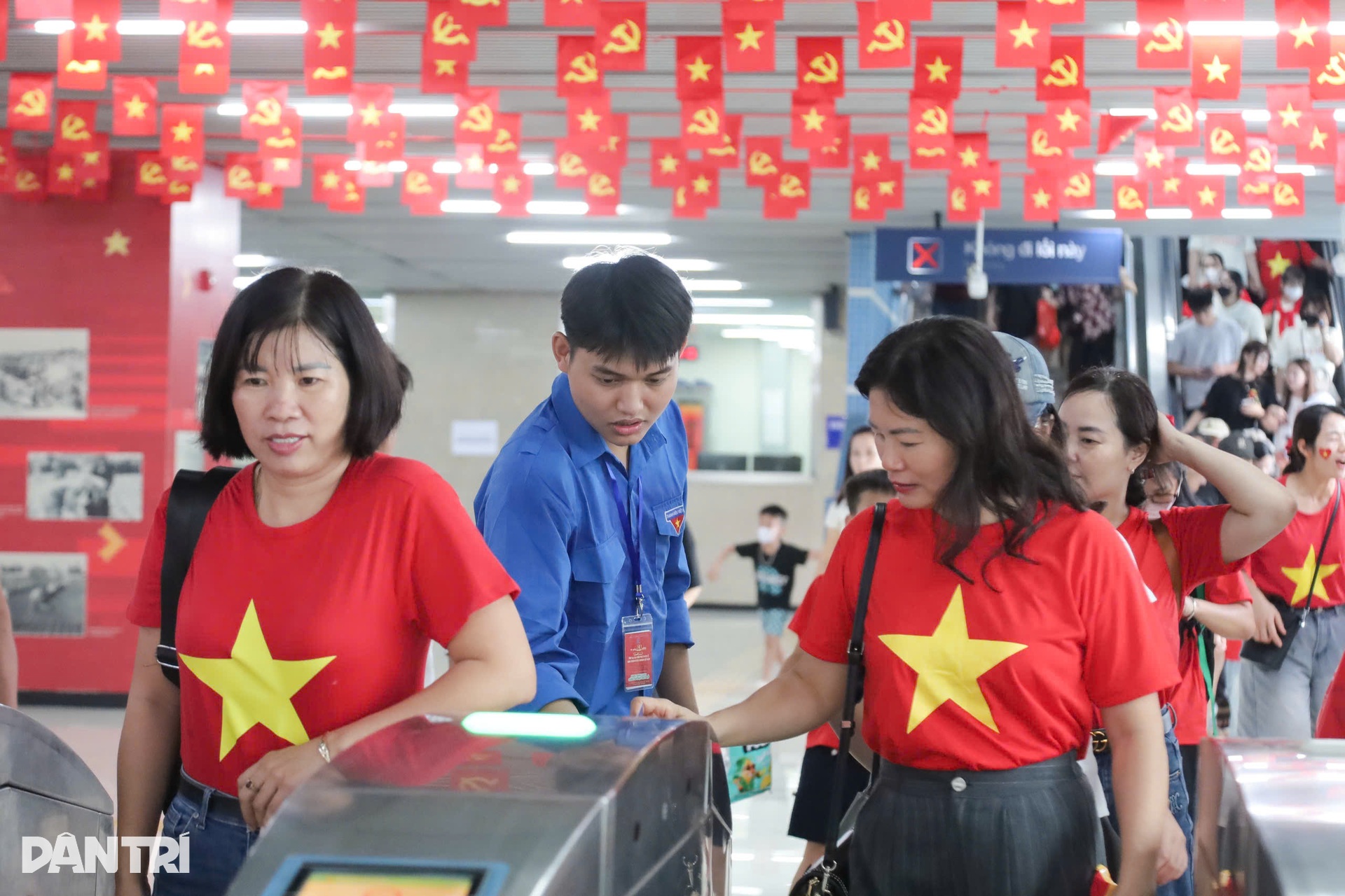 Những chuyến tàu rợp bóng cờ hoa, nặng nghĩa đồng bào - 5 Những chuyến tàu rợp bóng cờ hoa, nặng nghĩa đồng bào - 5