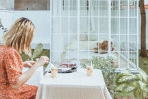 Thuê nhà cũ giá hời, cô gái ở Đắk Lắk cải tạo thành studio đẹp không ngờ