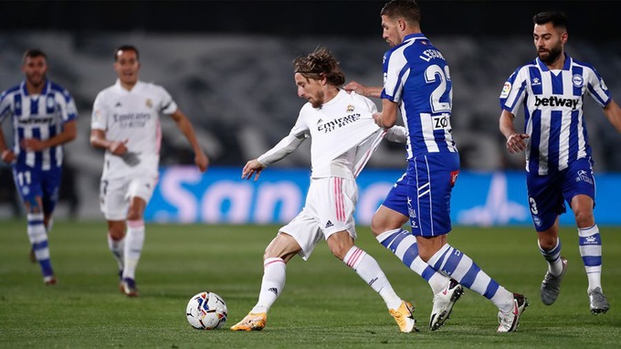 Thua sốc Alaves, Real Madrid gặp nhiều khó khăn trong cuộc đua giành ngôi vô địch - Ảnh 2.