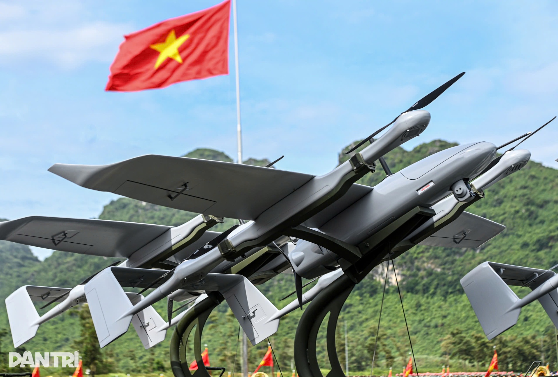 Ngắm dàn xe tăng, tên lửa, UAV hợp luyện chuẩn bị cho lễ diễu binh - 12 Ngắm dàn xe tăng, tên lửa, UAV hợp luyện chuẩn bị cho lễ diễu binh - 12