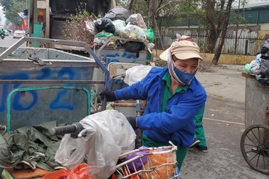 Hà Nội: Công nhân vệ sinh môi trường làm việc gấp ba lần trong ngày đầu năm
