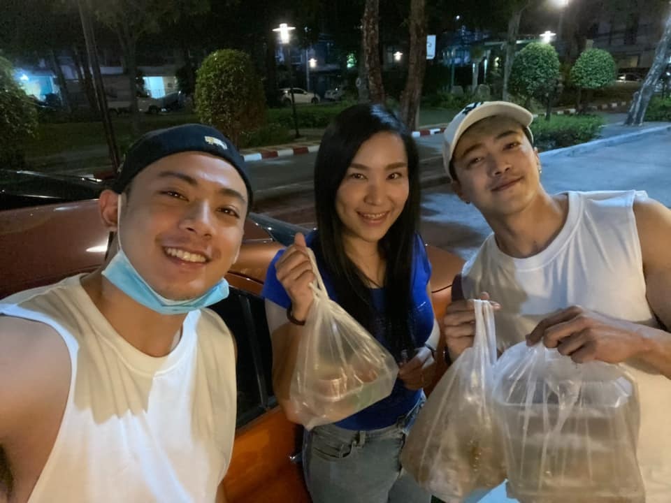 Nhà hàng “hốt bạc” nhờ “dàn trai đẹp” cơ bắp cuồn cuộn chuyên giao đồ ăn - 3