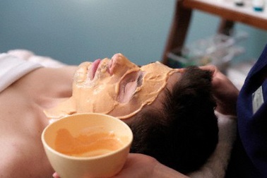 Quý ông trốn vợ đi “tân trang nhan sắc”