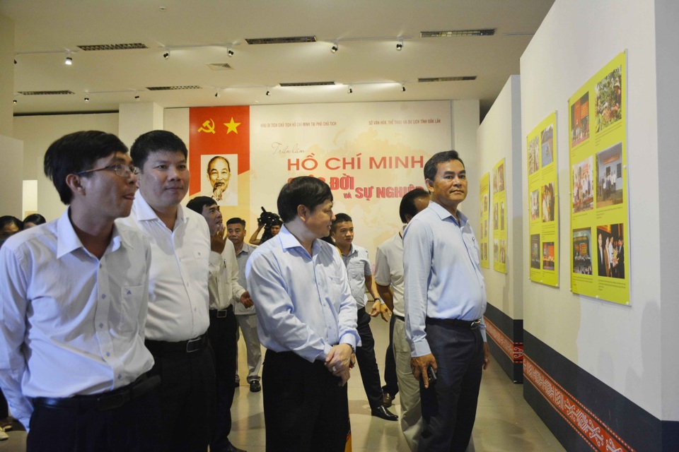 Triển lãm ảnh “Hồ Chí Minh - Cuộc đời và sự nghiệp” tại Đắk Lắk - 2 Triển lãm ảnh “Hồ Chí Minh - Cuộc đời và sự nghiệp” tại Đắk Lắk - 2
