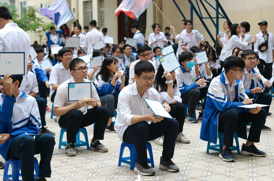 Khoảnh khắc thầy và trò trường THPT chuyên sư phạm “khua chiêng vàng” - 2 Khoảnh khắc thầy và trò trường THPT chuyên sư phạm “khua chiêng vàng” - 2
