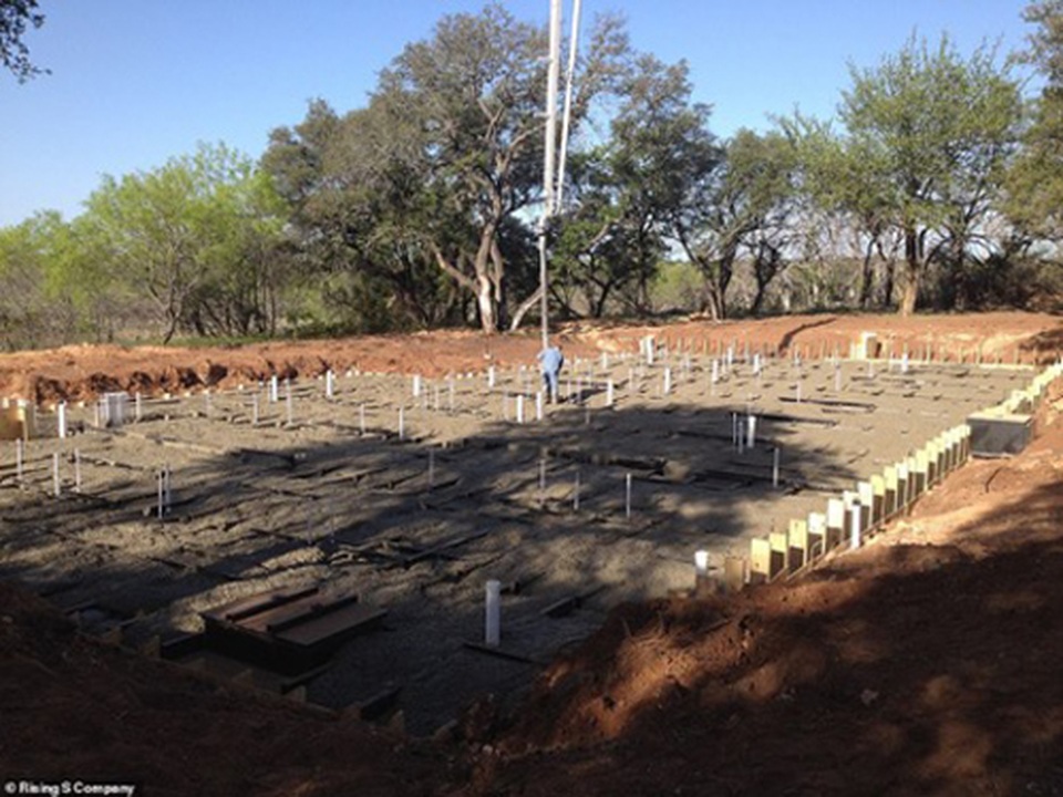 Né Covid-19, giới siêu giàu thế giới mua trang trại làm hầm trú ẩn - 6