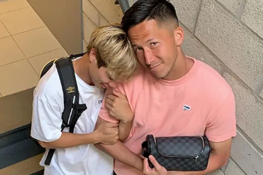 Công Phượng e thẹn khoác tay đồng đội ở Sint-Truidense