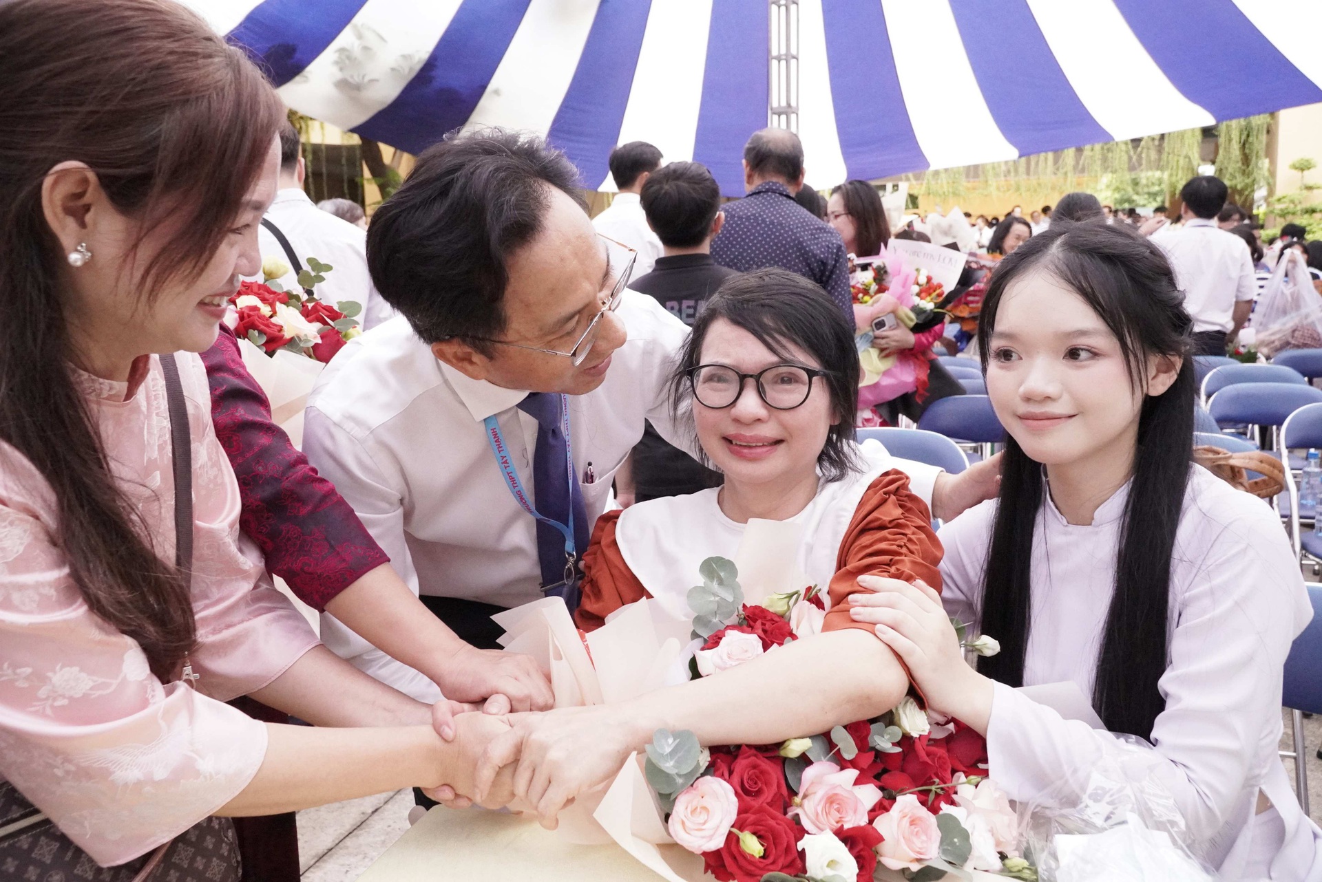 12학년 여학생, 감사식에서 눈물 터뜨려: 더 이상 혼자 있고 싶지 않아요... - 2 Nữ sinh lớp 12 bật khóc trong lễ tri ân: Em không muốn đơn độc nữa... - 2
