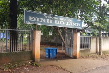 Trường không sửa phòng học tốc mái, phụ huynh bức xúc kéo lên trường