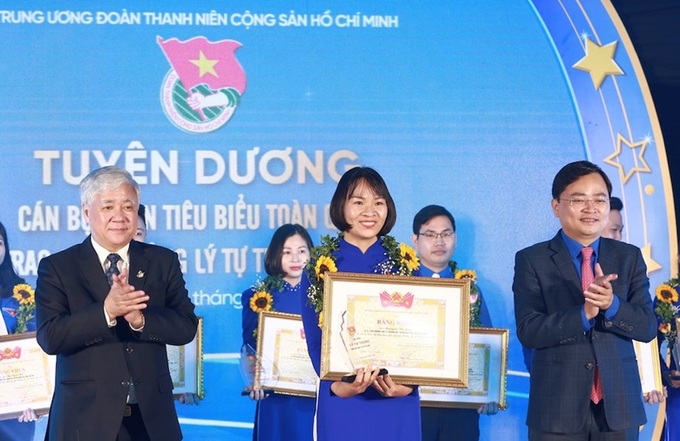 Chủ tịch Ủy ban Trung ương Mặt trận Tổ quốc Việt Nam Đỗ Văn Chiến và Bí thư thứ nhất Trung ương Đoàn Nguyễn Anh Tuấn trao bằng khen và biểu trưng cho cá nhân đoạt Giải thưởng Lý Tự Trọng.
