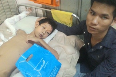 Trao hơn 62 triệu đồng đến bé 11 tuổi bị xe cán nát một chân