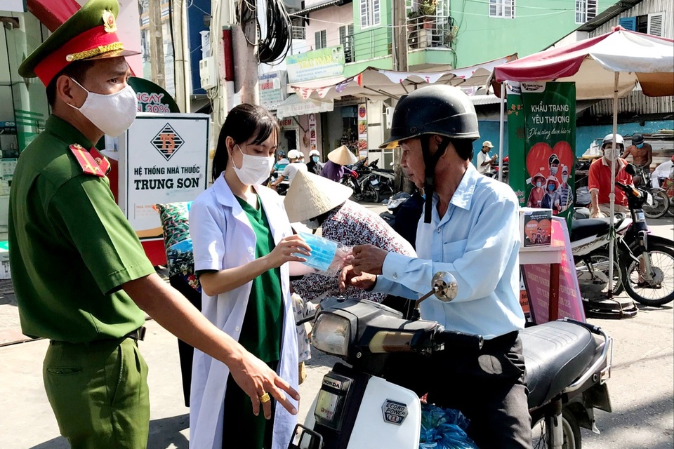 Chủ tịch TPHCM: Chụp ảnh cũng phải đeo khẩu trang - 4 Chủ tịch TPHCM: Chụp ảnh cũng phải đeo khẩu trang - 4