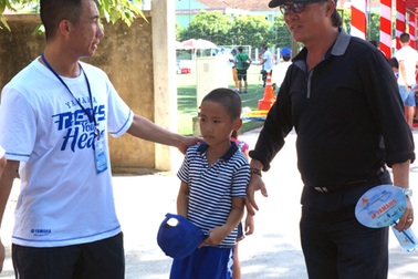 Cựu HLV Nguyễn Thành Vinh đưa cháu đi thi tuyển bóng đá trại hè