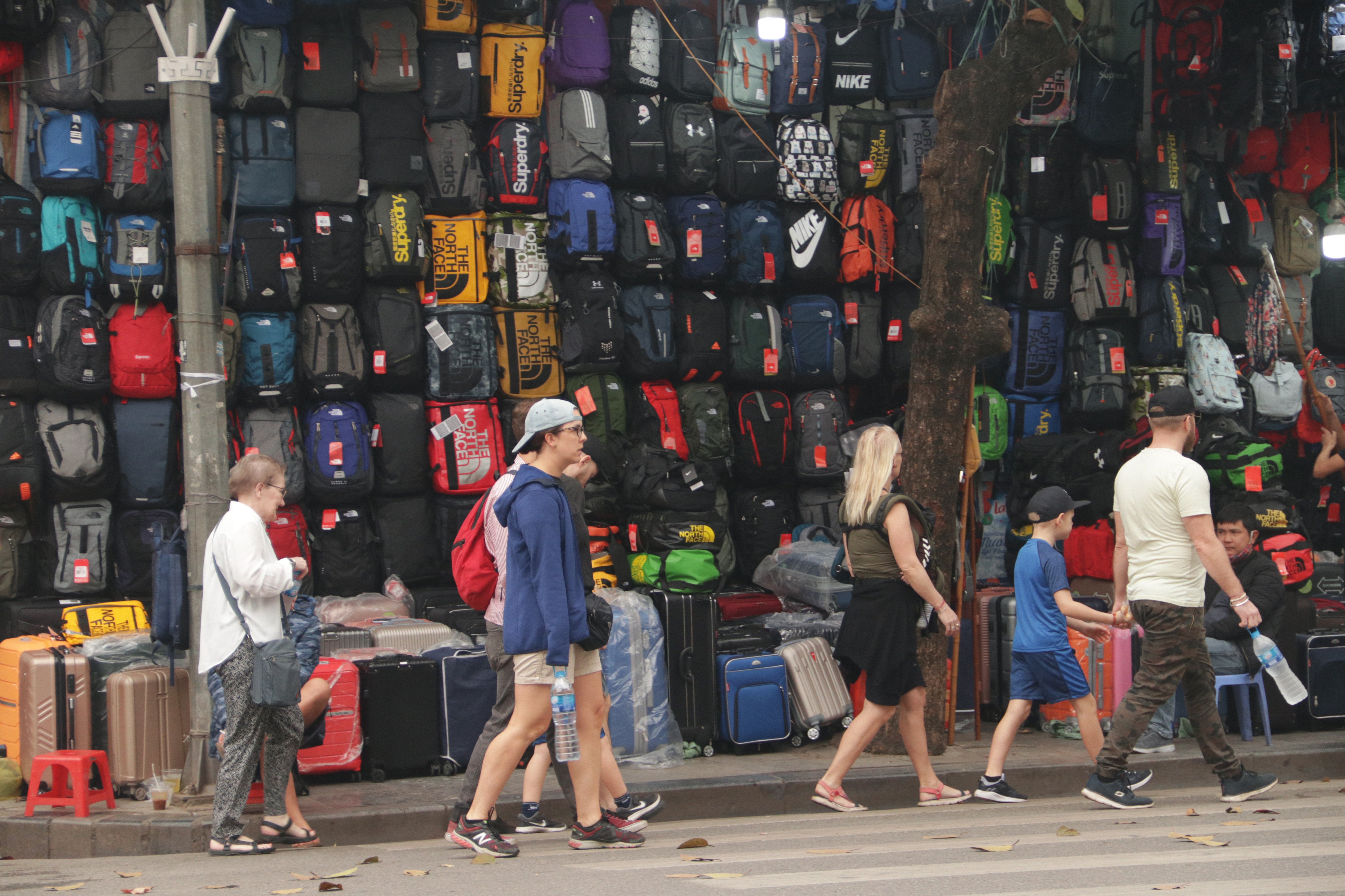 Hà Nội: Điểm du lịch nổi tiếng tấp nập khách tham quan trở lại - 12 Hà Nội: Điểm du lịch nổi tiếng tấp nập khách tham quan trở lại - 12