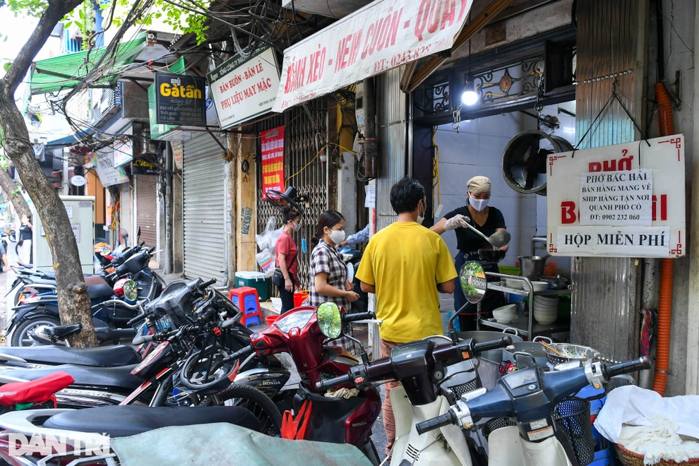 Hàng ăn sáng ở Hà Nội đông đúc, người dân xếp hàng chờ được ăn phở tại quán - 6 Hàng ăn sáng ở Hà Nội đông đúc, người dân xếp hàng chờ được ăn phở tại quán - 6