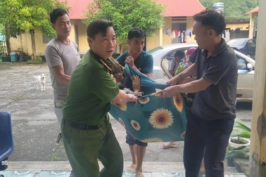 Công an hỗ trợ đưa sản phụ vượt mưa bão đi sinh