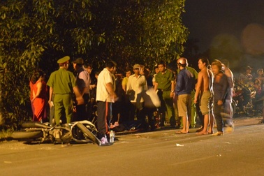 Bố mẹ gào khóc thảm thiết bên thi thể con gái 3 tuổi bị xe tải cán