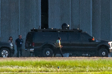 Máy bay C-17 chở nhiều ô tô đặc chủng tới Hà Nội