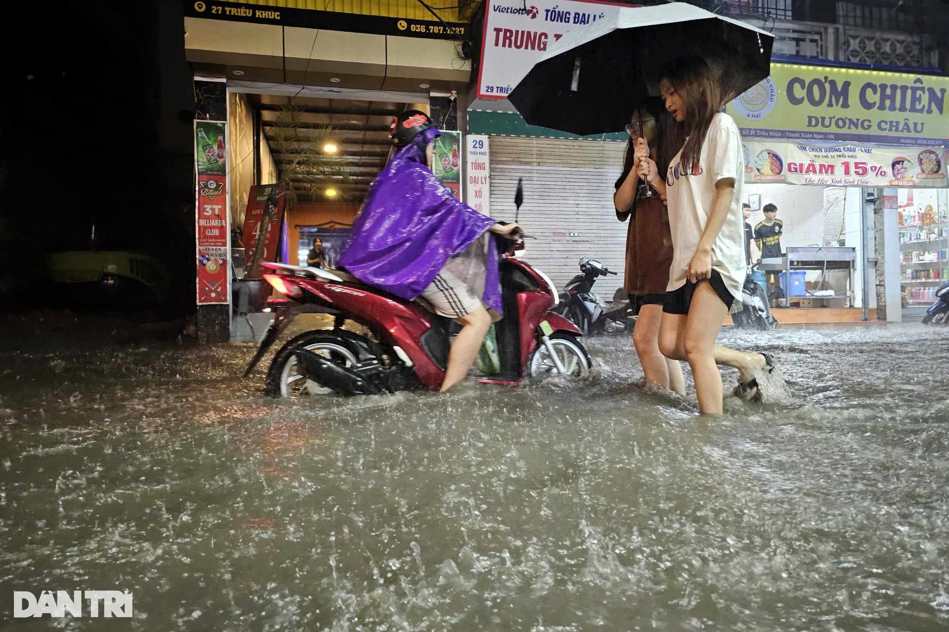 Mưa bất chợt kéo dài, nhiều tuyến phố Hà Nội ngập sâu trong nước - 5