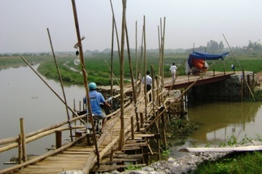 Phá dỡ cầu tạm dân tự ý dựng để thu tiền   