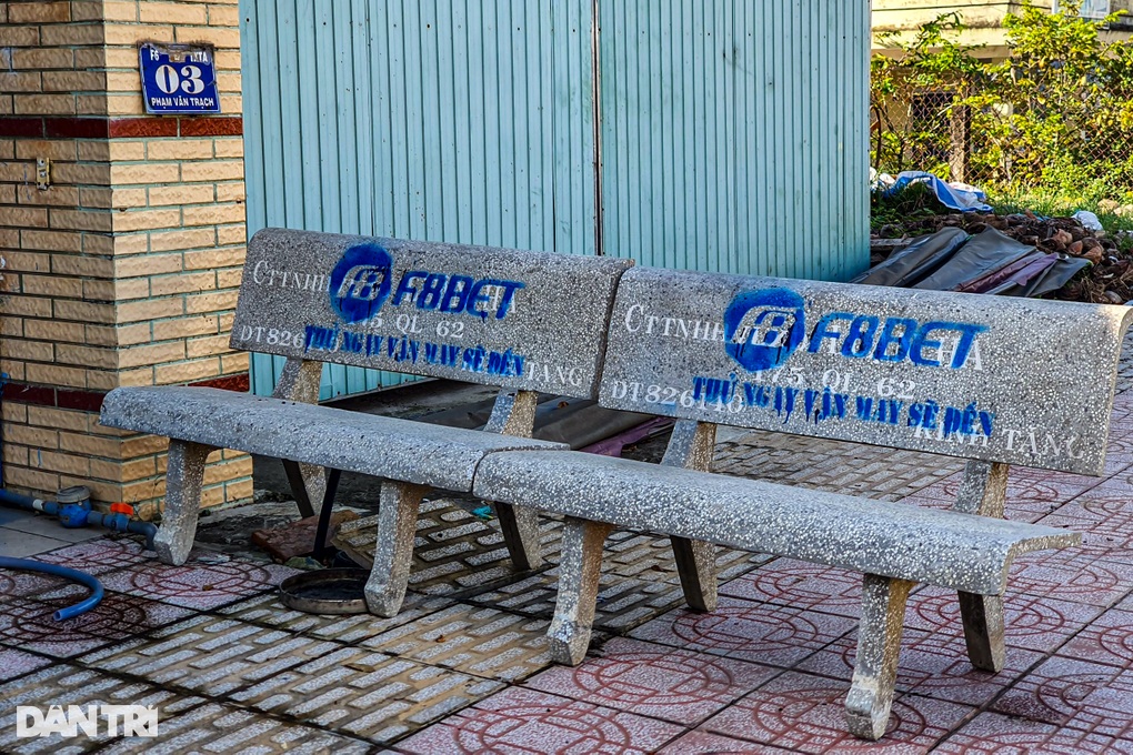 Truy tìm nhóm đối tượng xịt sơn quảng cáo cá độ bóng đá - 1 Truy tìm nhóm đối tượng xịt sơn quảng cáo cá độ bóng đá - 1