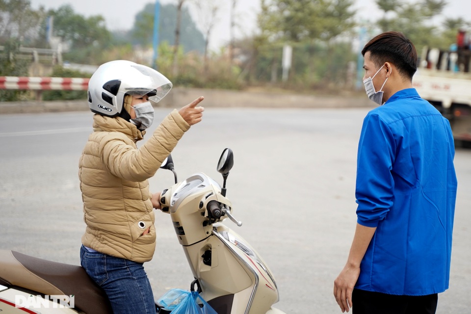 Nhiều người dân tỏ ra ngỡ ngàng khi bị chặn tại chốt cách ly ở Mê Linh - 7 Nhiều người dân tỏ ra ngỡ ngàng khi bị chặn tại chốt cách ly ở Mê Linh - 7
