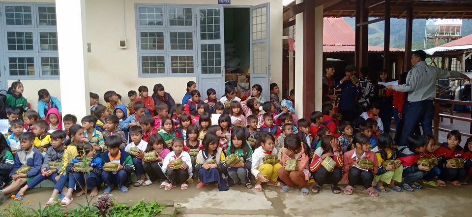 Thầy cô mổ heo, gói bánh cho học sinh vùng cao đón Tết - 7 Thầy cô mổ heo, gói bánh cho học sinh vùng cao đón Tết - 7