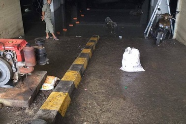 Tầng hầm giữ xe biến thành "biển nước"