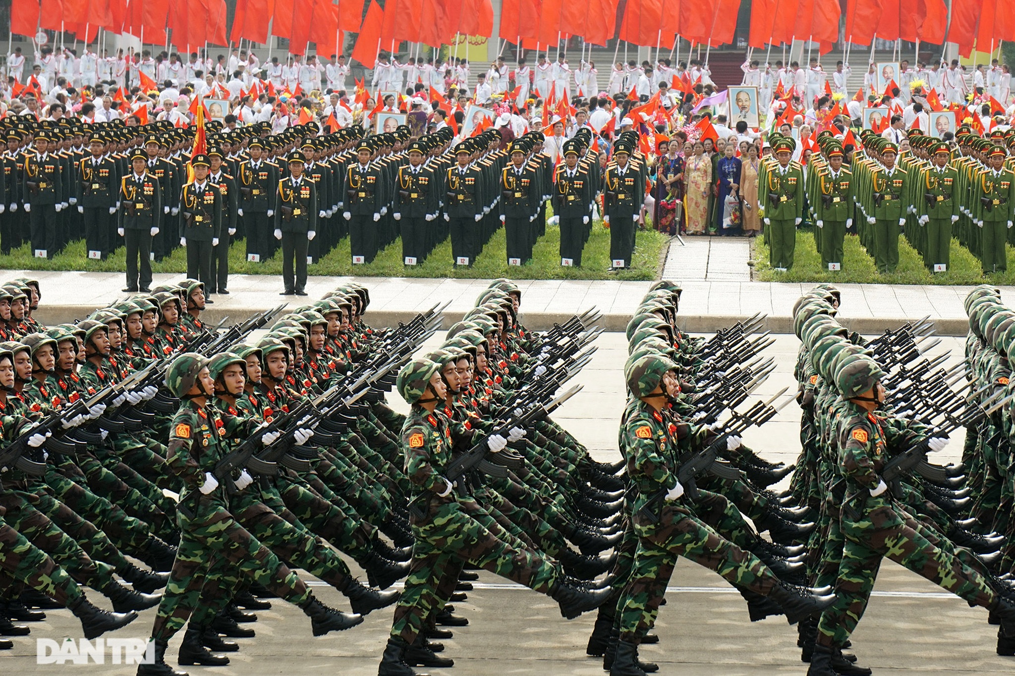 Ngắm Lễ diễu binh hùng tráng, rộn ràng đường phố Thủ đô dịp Quốc khánh 2015 - 10 Ngắm Lễ diễu binh hùng tráng, rộn ràng đường phố Thủ đô dịp Quốc khánh 2015 - 10