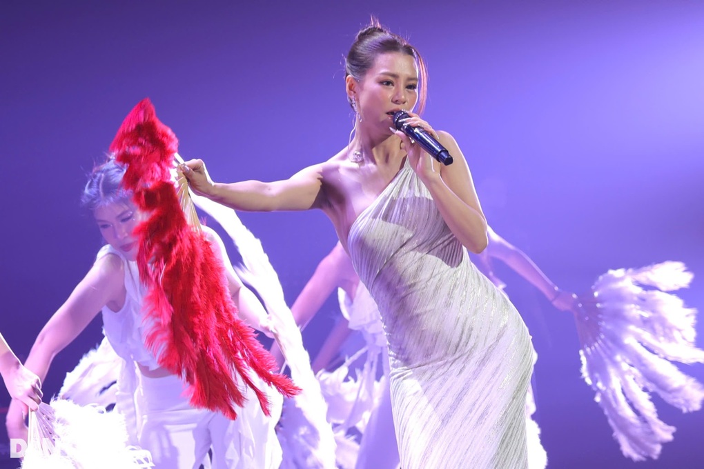 Giọng ca ma mị Bùi Lan Hương - Hoàng Hải hát Ngày chưa giông bão gây sốt - 4 Giọng ca ma mị Bùi Lan Hương - Hoàng Hải hát Ngày chưa giông bão gây sốt - 4