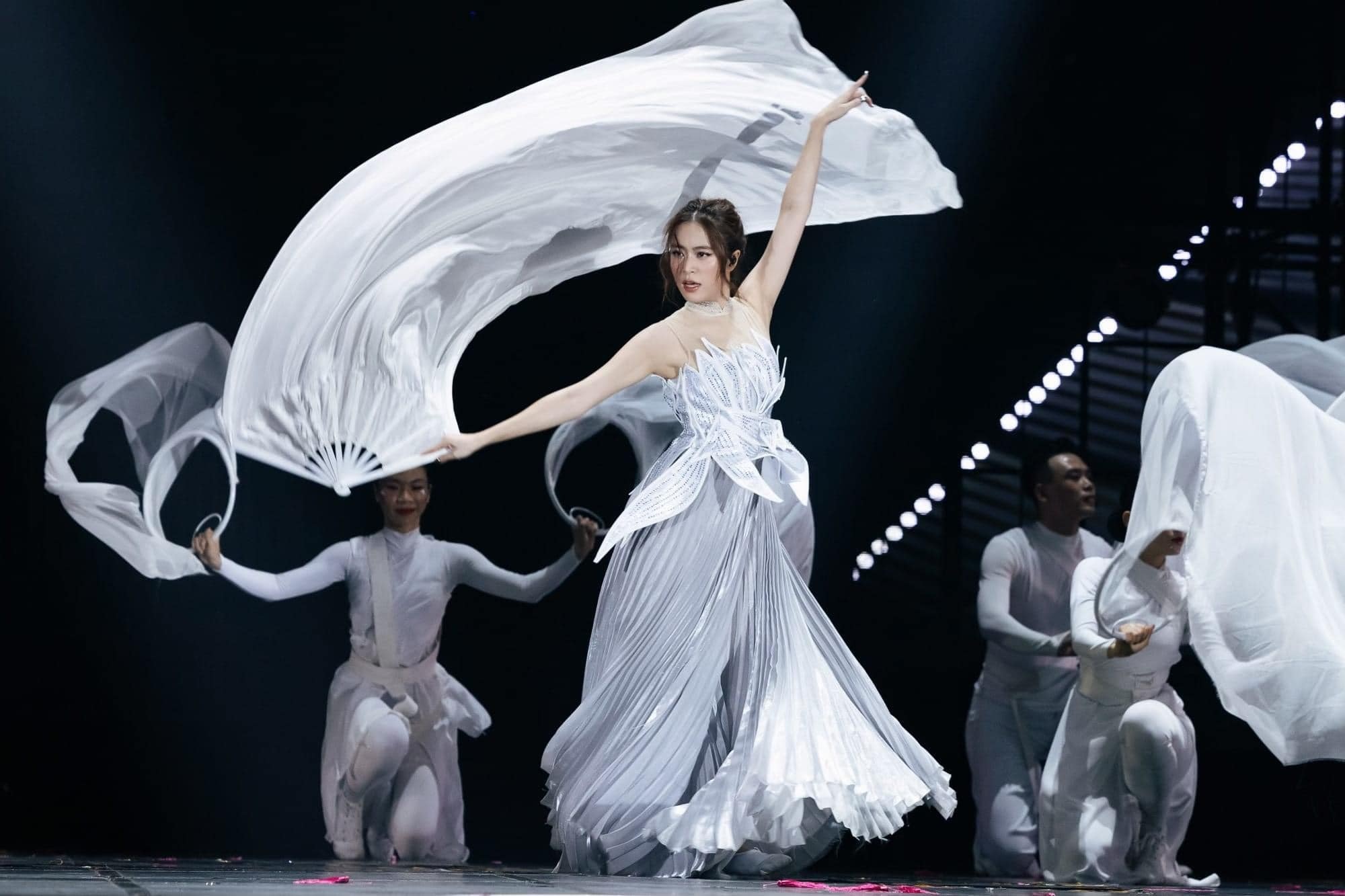 Hoàng Thùy Linh say mê phong cách thời trang dân gian đương đại - 10 Hoàng Thùy Linh say mê phong cách thời trang dân gian đương đại - 10