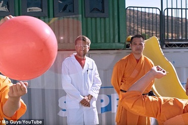 Ngỡ ngàng với công phu phóng kim xuyên kính của đệ tử Thiếu Lâm