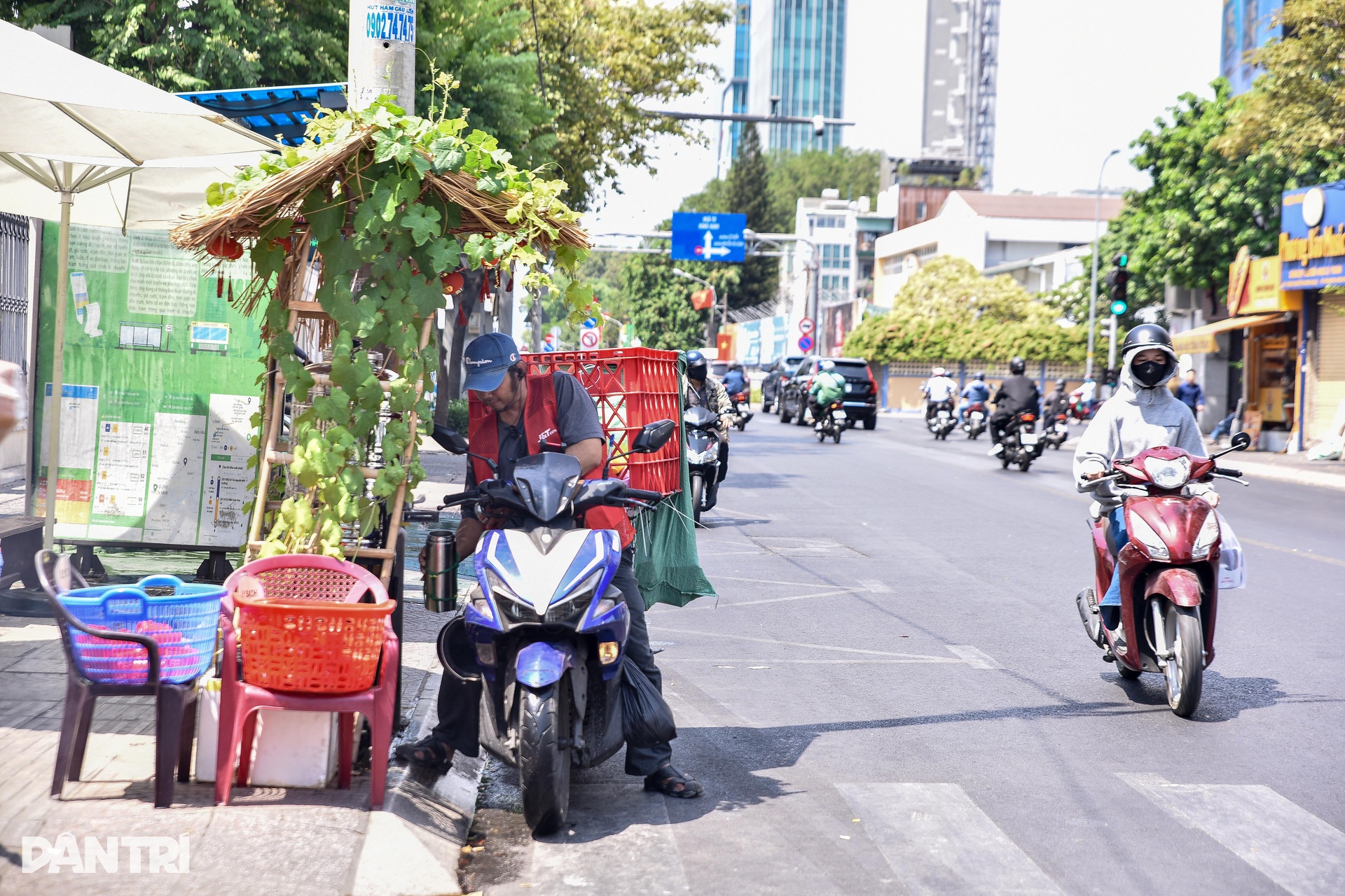 Nước mát miễn phí giúp người dân TPHCM giải nhiệt giữa nắng nóng gay gắt - 6 Nước mát miễn phí giúp người dân TPHCM giải nhiệt giữa nắng nóng gay gắt - 6
