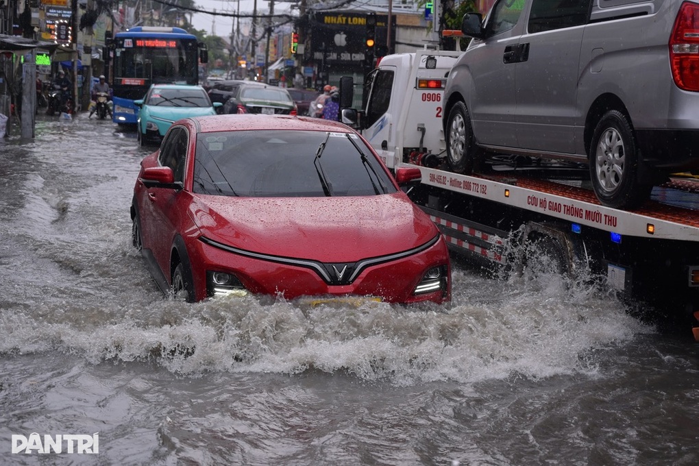 Dải hội tụ nhiệt đới nối với bão Kalmaegi gây mưa lớn ở TPHCM - 3