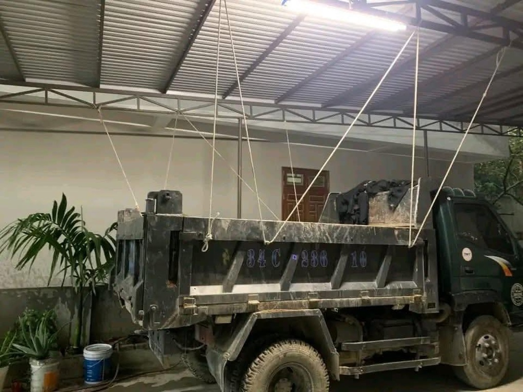Giấu xe sang vào container, quấn chăn cho ô tô, xếp lốp lên mái chống bão - 5 Giấu xe sang vào container, quấn chăn cho ô tô, xếp lốp lên mái chống bão - 5