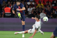 Đẩy Mbappe lên khán đài, PSG trả giá ở trận ra quân Ligue 1