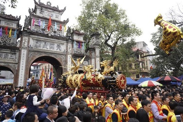 Đầu xuân vạn người trẩy hội rước pháo khổng lồ tại Đồng Kỵ